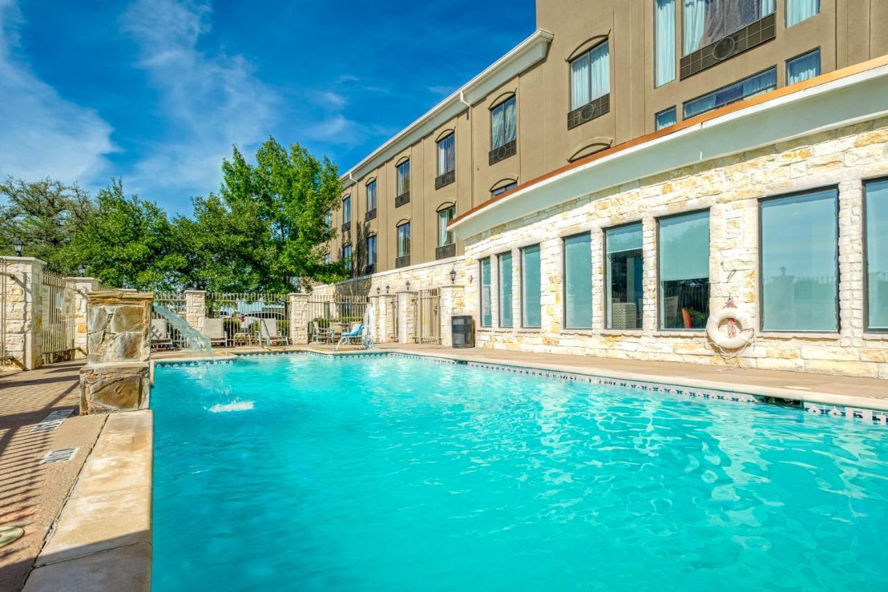 Holiday Inn Express And Suites Beeville By Ihg Exterior foto