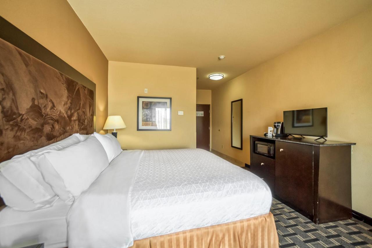 Holiday Inn Express And Suites Beeville By Ihg Exterior foto