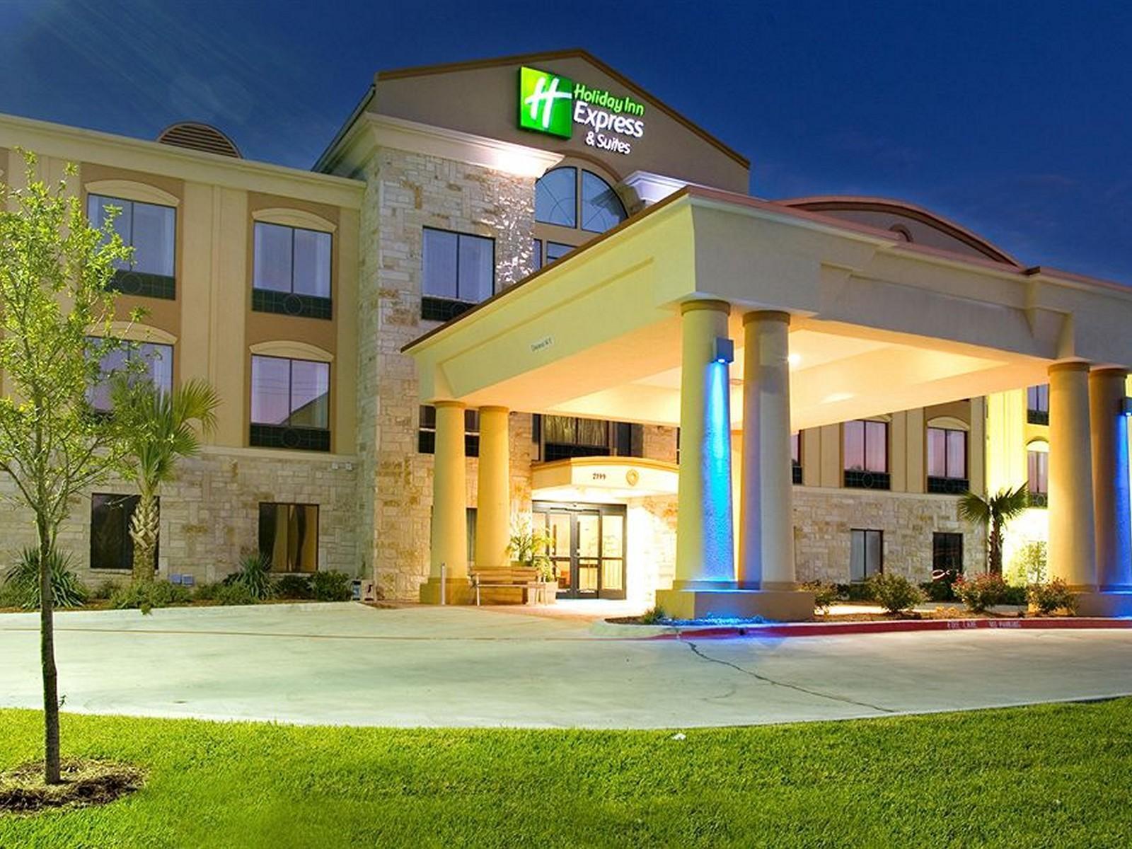 Holiday Inn Express And Suites Beeville By Ihg Exterior foto